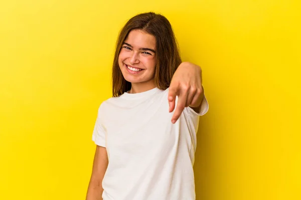 Giovane Donna Caucasica Isolata Sfondo Giallo Sorrisi Allegri Che Puntano — Foto Stock