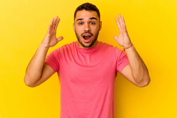 Joven Hombre Caucásico Aislado Sobre Fondo Amarillo Celebrando Una Victoria — Foto de Stock