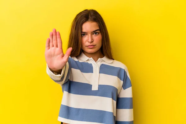 Mujer Caucásica Joven Aislada Sobre Fondo Amarillo Pie Con Mano — Foto de Stock