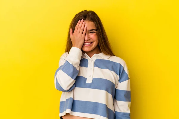 Giovane Donna Caucasica Isolata Sfondo Giallo Divertirsi Coprendo Metà Del — Foto Stock