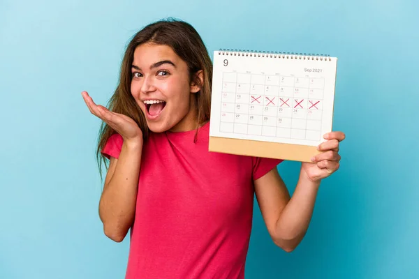 Giovane Donna Caucasica Possesso Calendario Isolato Sfondo Blu — Foto Stock