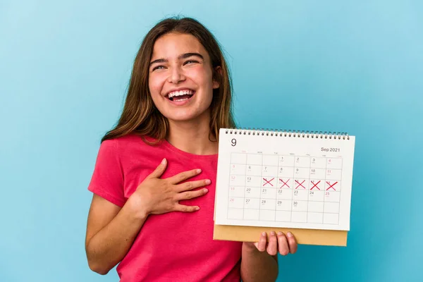 Giovane Donna Caucasica Che Tiene Calendario Isolato Sfondo Rosa Ride — Foto Stock