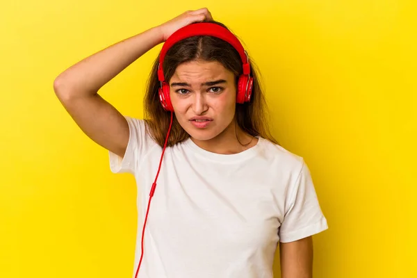Νεαρή Καυκάσια Γυναίκα Ακούγοντας Μουσική Απομονωμένη Κίτρινο Φόντο Σοκάρεται Θυμήθηκε — Φωτογραφία Αρχείου