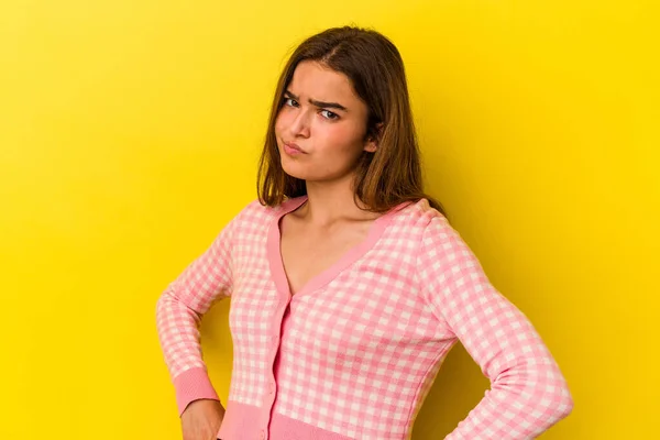 Mulher Caucasiana Jovem Isolado Fundo Amarelo Franzindo Cara Desagrado Mantém — Fotografia de Stock