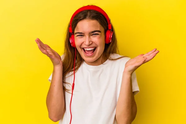 Ung Kaukasisk Kvinna Lyssnar Musik Isolerad Gul Bakgrund Får Trevlig — Stockfoto