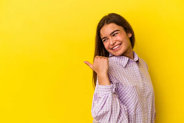 Mulher Caucasiana Jovem Isolado Pontos Fundo Amarelo Com Dedo Polegar — Fotografia de Stock