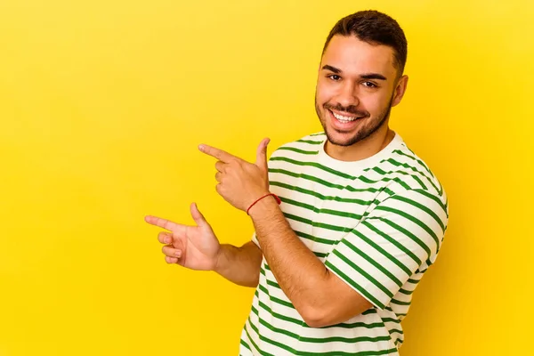 Νεαρός Καυκάσιος Άνδρας Απομονωμένος Κίτρινο Φόντο Ενθουσιασμένος Δείχνοντας Μπροστινά Δάχτυλα — Φωτογραφία Αρχείου