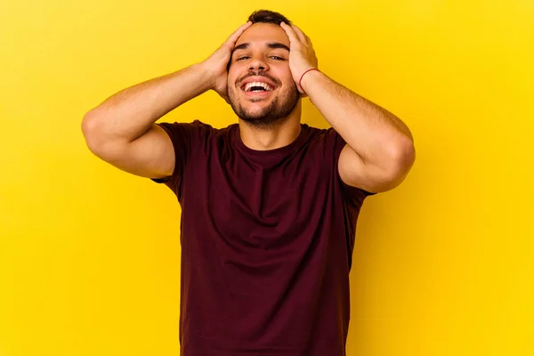 Jonge Blanke Man Geïsoleerd Gele Achtergrond Lacht Vreugdevol Handen Het — Stockfoto