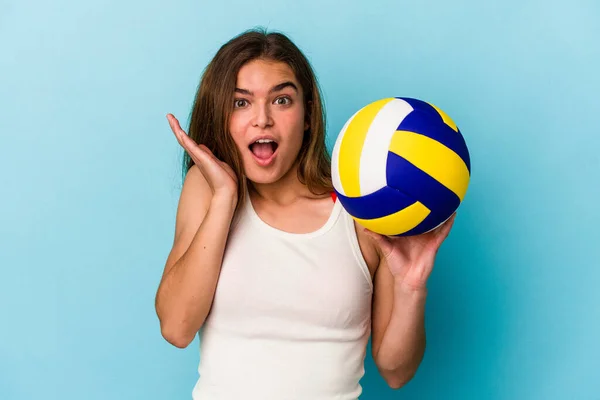 Jovem Caucasiana Jogando Vôlei Isolado Fundo Azul Surpreso Chocado — Fotografia de Stock