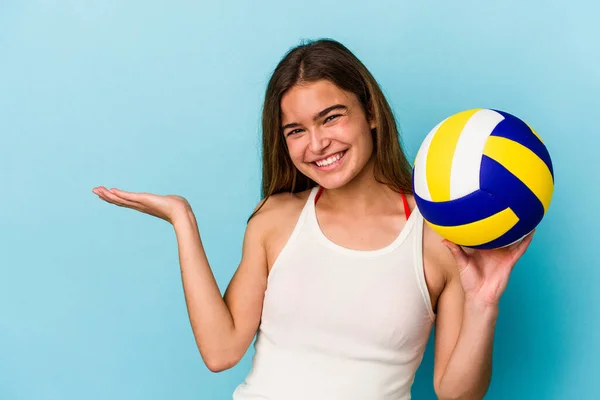 Молода Біла Жінка Грає Волейбол Ізольовано Синьому Фоні Показуючи Простір — стокове фото