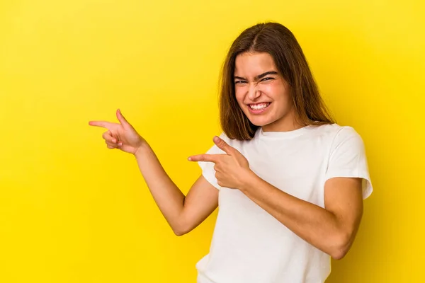 Jonge Blanke Vrouw Geïsoleerd Gele Achtergrond Wijzend Met Wijsvingers Naar — Stockfoto
