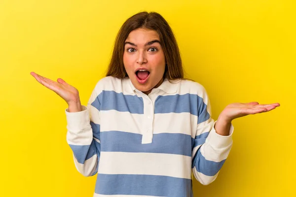 Mujer Joven Caucásica Aislada Sobre Fondo Amarillo Sorprendida Conmocionada — Foto de Stock