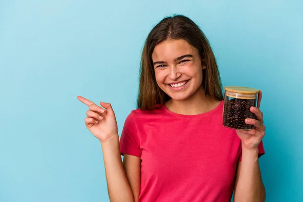 Mulher Caucasiana Jovem Segurando Frasco Café Isolado Fundo Azul Sorrindo — Fotografia de Stock