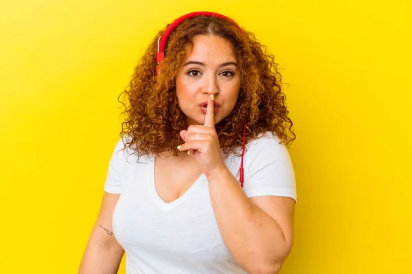 Young Latin Curvy Woman Listening Music Isolated Yellow Background Keeping — Stock Photo, Image