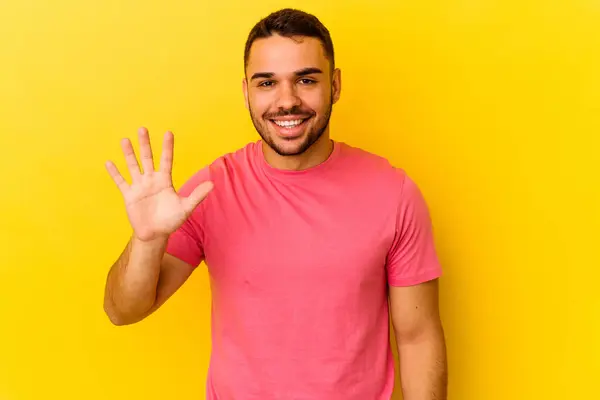 Jonge Blanke Man Geïsoleerd Gele Achtergrond Lachend Vrolijk Tonen Nummer — Stockfoto