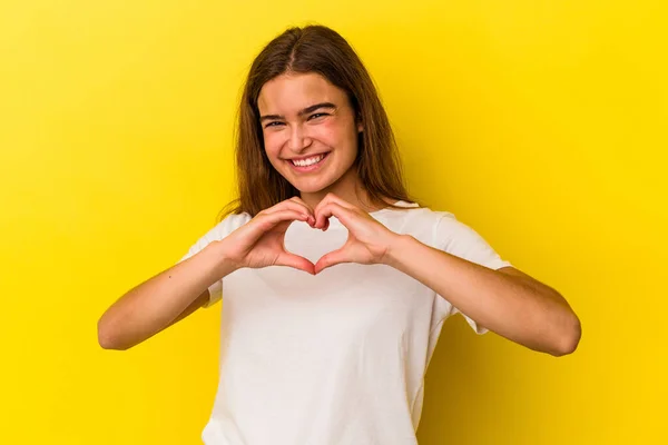 Mulher Branca Jovem Isolado Fundo Amarelo Sorrindo Mostrando Uma Forma — Fotografia de Stock