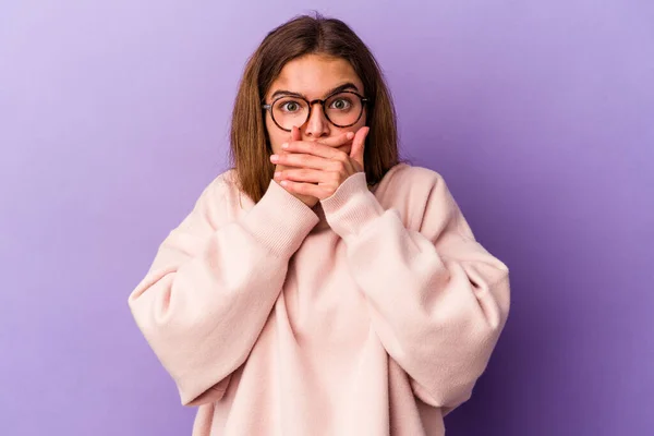 Young Caucasian Woman Isolated Purple Background Shocked Covering Mouth Hands — Stock Photo, Image