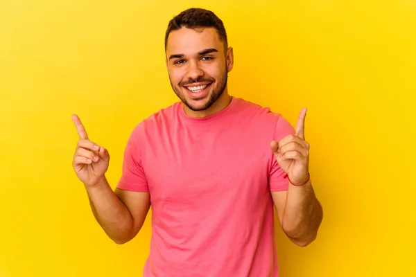 Jonge Blanke Man Geïsoleerd Gele Achtergrond Wijzend Naar Verschillende Kopieerruimtes — Stockfoto