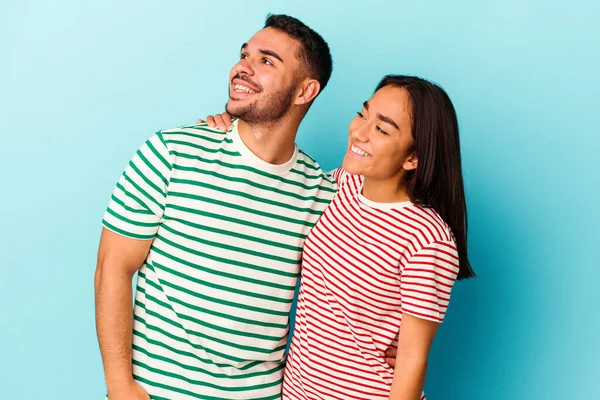 Young Mixed Race Couple Isolated Blue Background Dreaming Achieving Goals — Stock Photo, Image