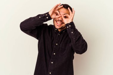 Beyaz arka planda izole edilmiş genç beyaz bir adam gözlerinde sorun olmadığını gösteriyor.