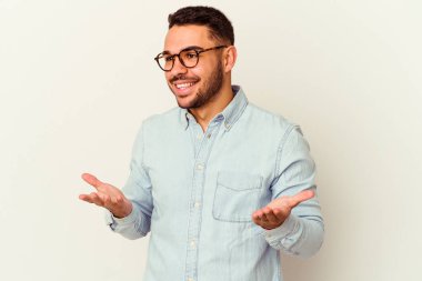 Beyaz arka planda izole edilmiş beyaz bir adam neşeli bir şekilde gülüyor. Mutluluk kavramı.