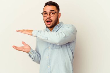 Beyaz arka planda izole edilmiş beyaz bir adam iki eliyle bir şey tutuyor..