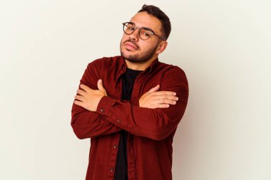 Beyaz arka planda izole edilmiş genç beyaz bir adam. Kucaklaşma, kaygısız gülümseme ve mutluluk..