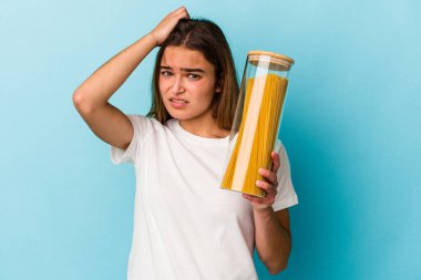 Mavi arka planda makarna kavanozu tutan genç beyaz kadın şok geçiriyordu. Önemli bir toplantıyı hatırladı..