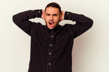 Beyaz arka planda izole edilmiş genç beyaz bir adam öfkeyle bağırıyor..