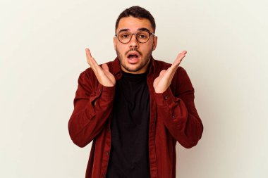 Beyaz arka planda izole edilmiş genç beyaz adam şaşırdı ve şok oldu..