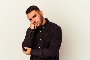 Beyaz arka planda izole genç beyaz adam tekrarlanan bir görevden yoruldu.