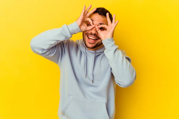 Young Caucasian Man Isolated Yellow Background Showing Okay Sign Eyes — Stock Photo, Image