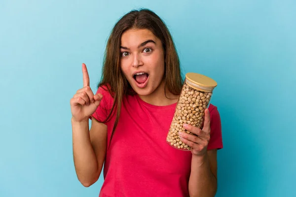 Jovem Caucasiano Segurando Grão Bico Jar Isolado Fundo Branco Ter — Fotografia de Stock