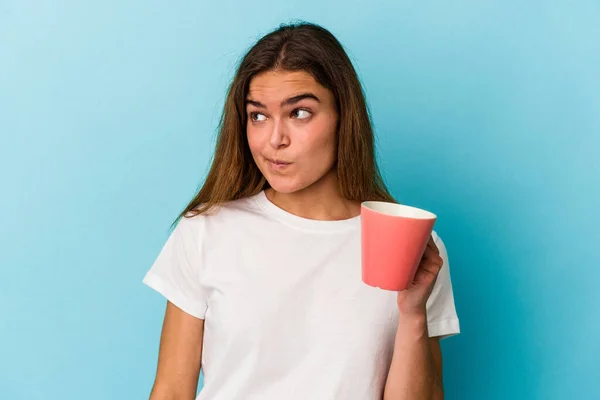 Young Caucasian Woman Holding Mug Isolated Blue Background Confused Feels — Stock Photo, Image