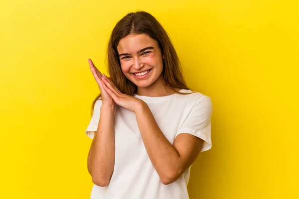 Mulher Caucasiana Jovem Isolado Fundo Amarelo Sentindo Enérgico Confortável Esfregando — Fotografia de Stock