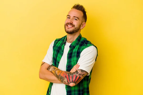 Joven Hombre Caucásico Tatuado Aislado Sobre Fondo Amarillo Feliz Sonriente —  Fotos de Stock