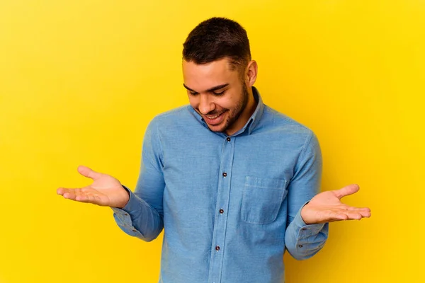 Jonge Blanke Man Geïsoleerd Gele Achtergrond Met Iets Met Handpalmen — Stockfoto