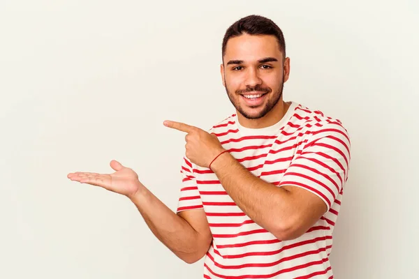 Joven Hombre Caucásico Aislado Sobre Fondo Blanco Excitado Sosteniendo Espacio —  Fotos de Stock