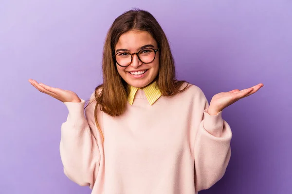 Mulher Caucasiana Jovem Isolado Fundo Roxo Faz Escala Com Braços — Fotografia de Stock