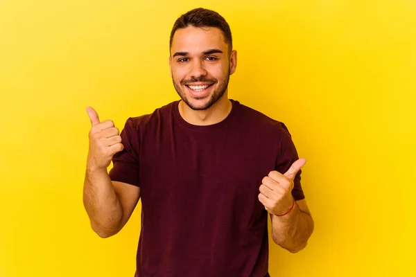 Jonge Blanke Man Geïsoleerd Gele Achtergrond Hijsen Beide Duimen Omhoog — Stockfoto