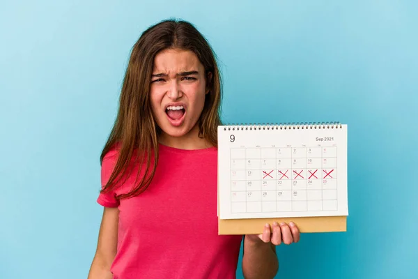 Молода Біла Жінка Тримає Календар Ізольовано Рожевому Тлі Кричить Дуже — стокове фото