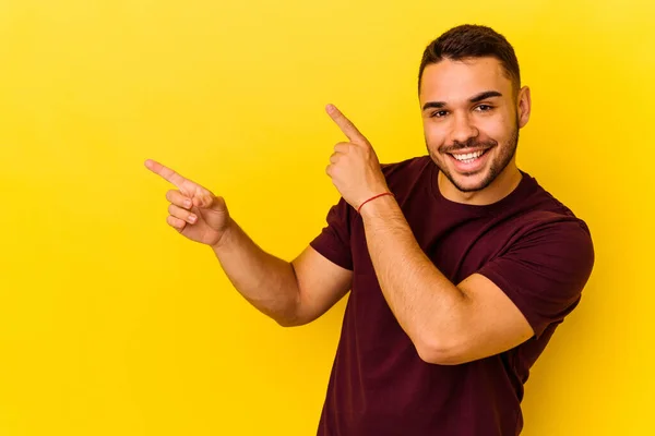 Junger Kaukasischer Mann Isoliert Auf Gelbem Hintergrund Aufgeregt Mit Zeigefinger — Stockfoto