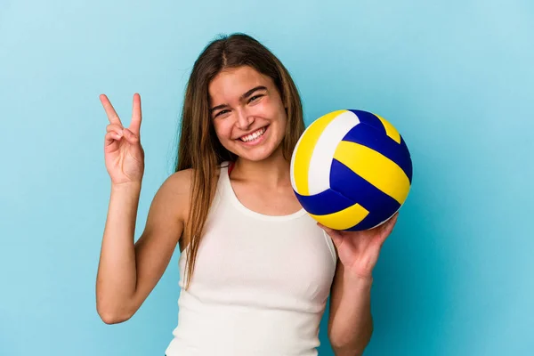 Jovem Caucasiana Jogando Vôlei Isolado Fundo Azul Mostrando Número Dois — Fotografia de Stock