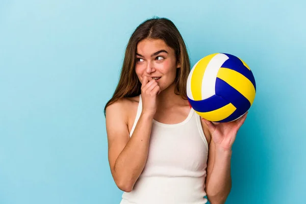 Молода Біла Жінка Грає Волейбол Ізольовано Синьому Фоні Розслаблене Мислення — стокове фото