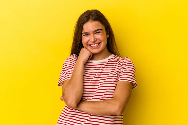 Giovane Donna Caucasica Isolata Sfondo Giallo Sorridente Felice Fiducioso Toccando — Foto Stock