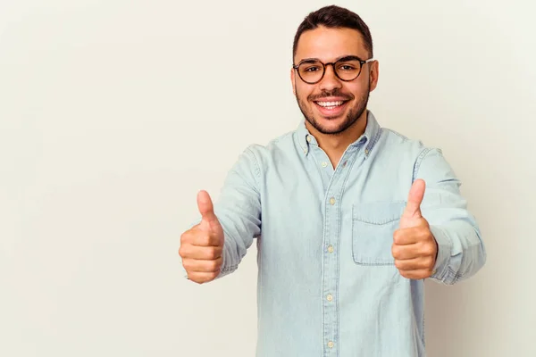 Joven Hombre Caucásico Aislado Sobre Fondo Blanco Sonriendo Levantando Pulgar —  Fotos de Stock