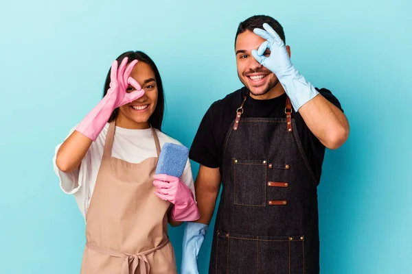 Jeune Mixte Couple Nettoyage Maison Isolé Sur Fond Bleu Excité — Photo