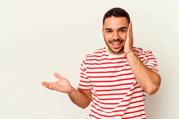 Jonge Blanke Man Geïsoleerd Witte Achtergrond Houdt Kopieerruimte Een Handpalm — Stockfoto