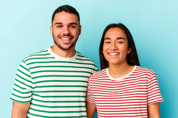 Jong Gemengd Ras Paar Geïsoleerd Blauwe Achtergrond — Stockfoto