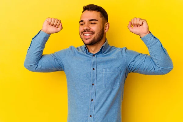 Jonge Blanke Man Geïsoleerd Gele Achtergrond Viert Een Speciale Dag — Stockfoto